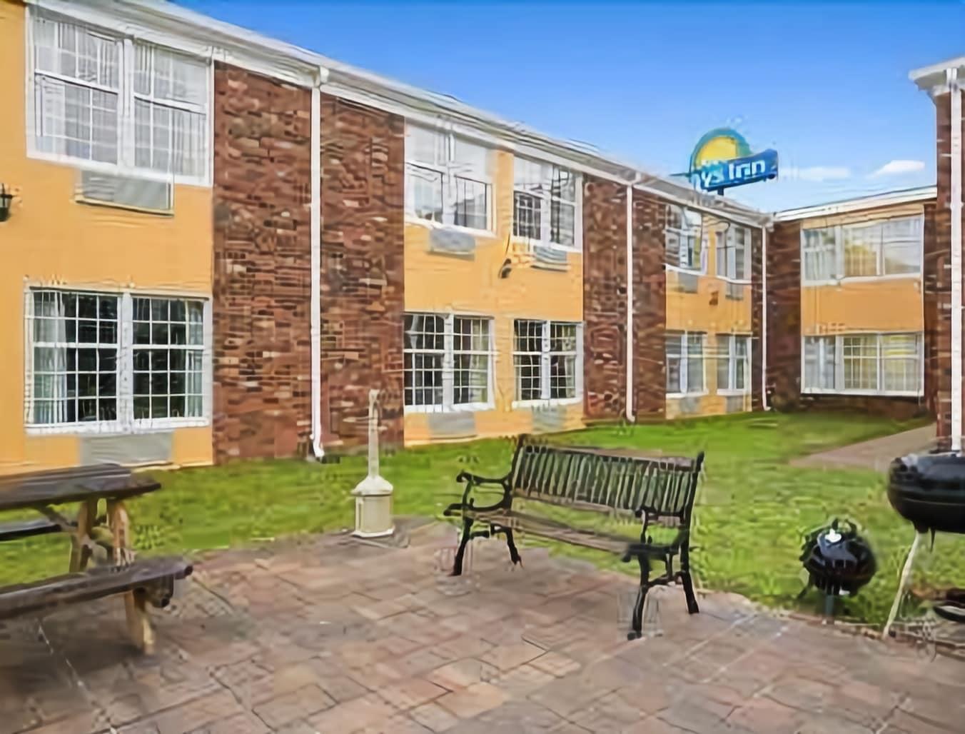 Days Inn By Wyndham Madisonville Bagian luar foto