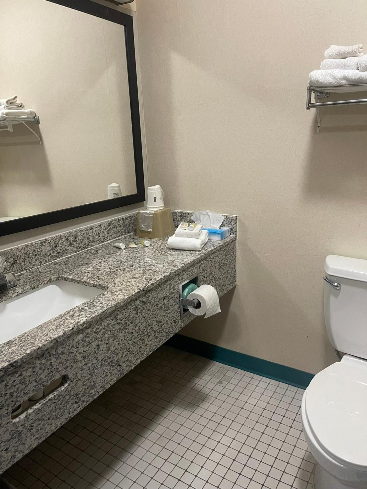 Days Inn By Wyndham Madisonville Bagian luar foto