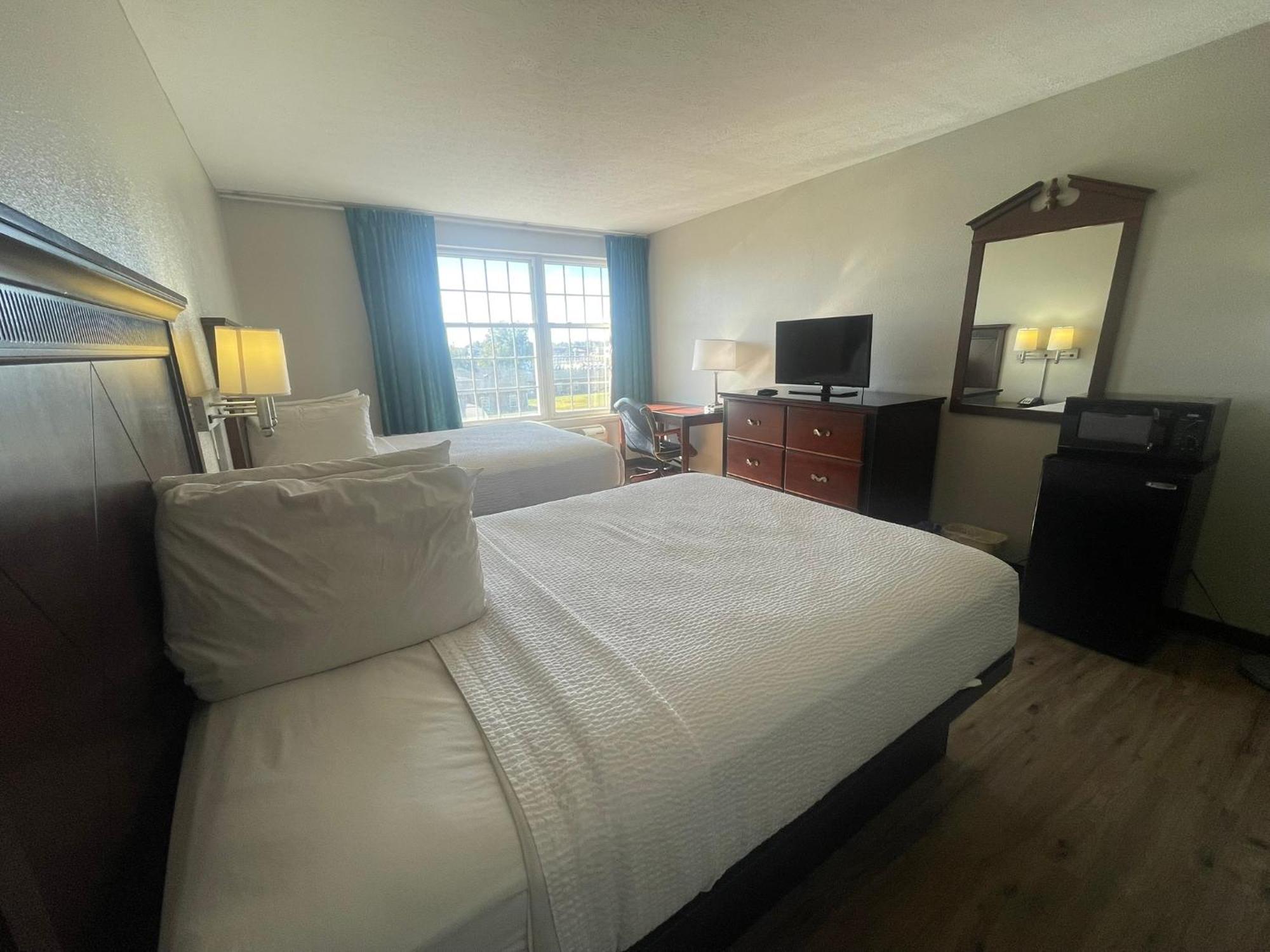 Days Inn By Wyndham Madisonville Bagian luar foto