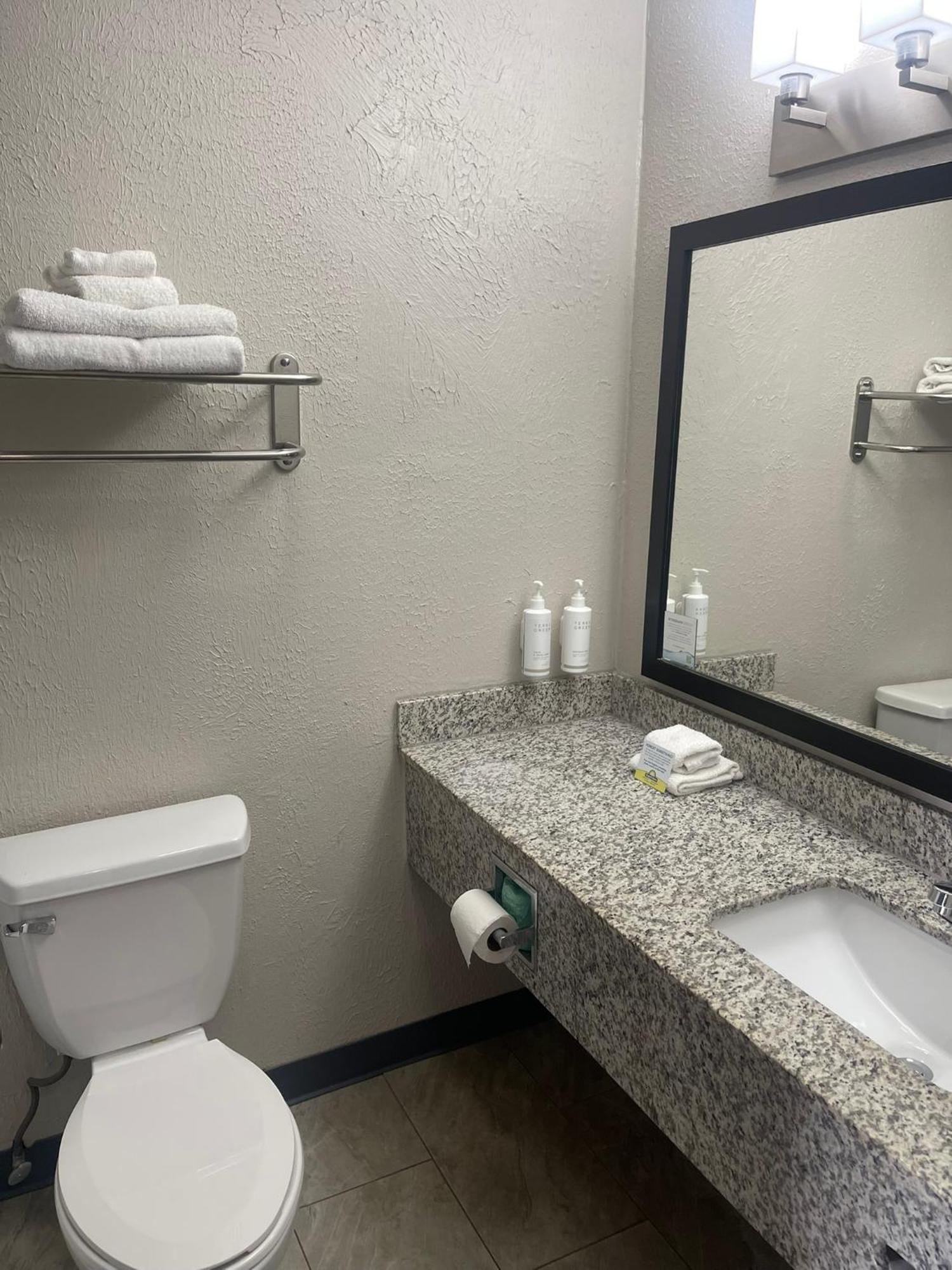 Days Inn By Wyndham Madisonville Bagian luar foto
