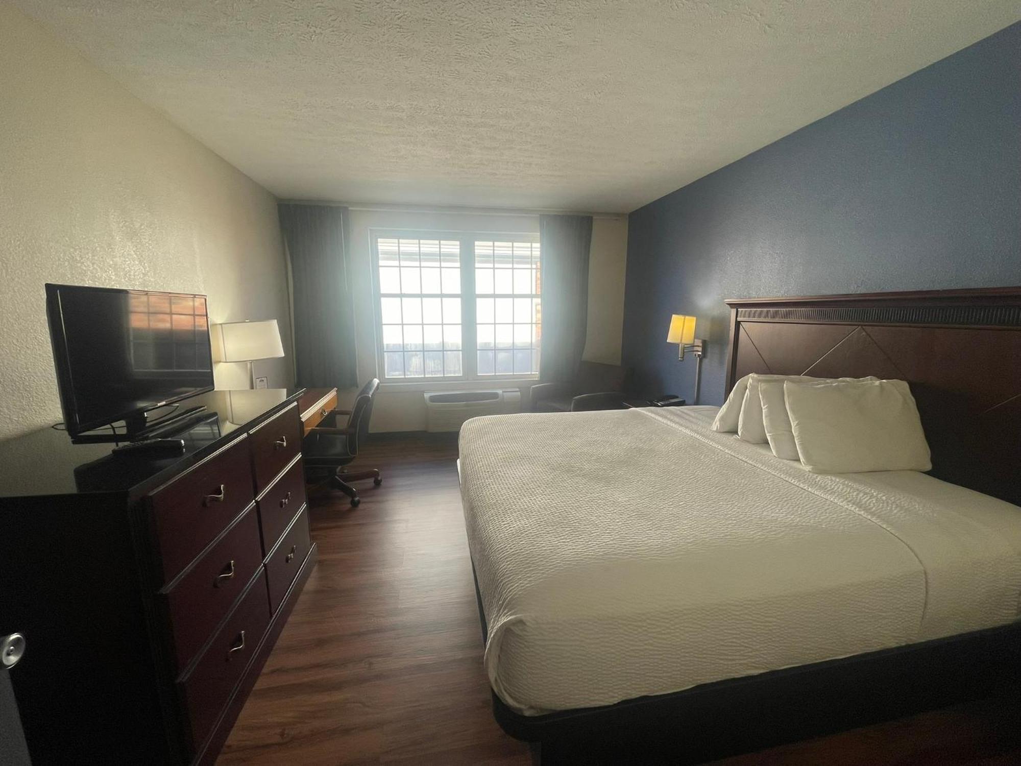 Days Inn By Wyndham Madisonville Bagian luar foto