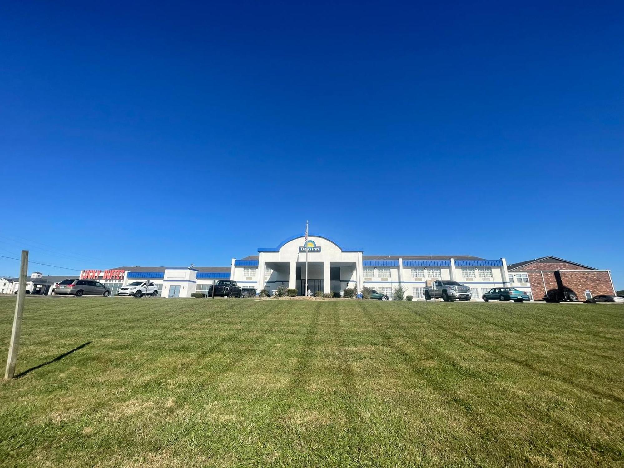 Days Inn By Wyndham Madisonville Bagian luar foto