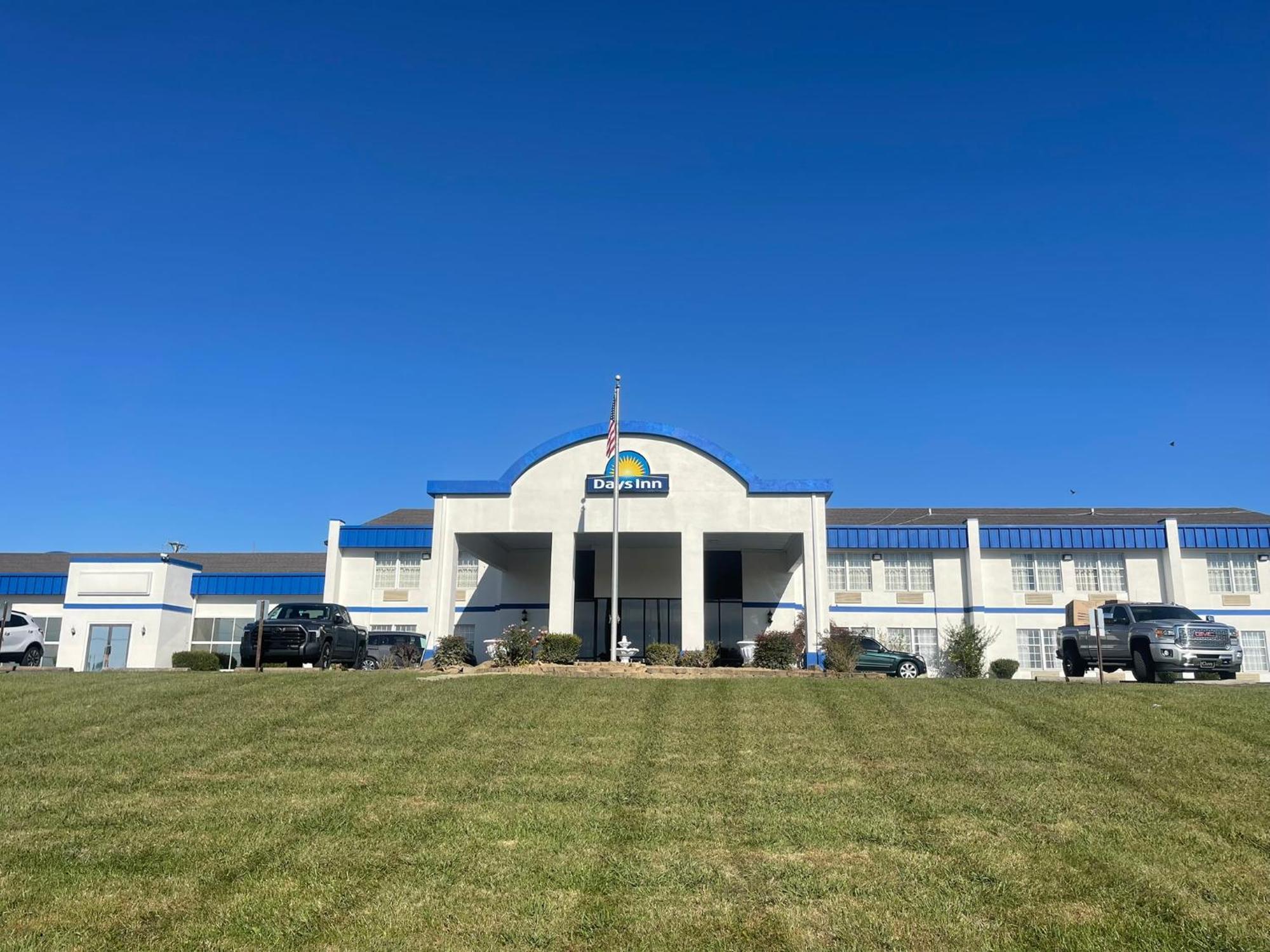 Days Inn By Wyndham Madisonville Bagian luar foto