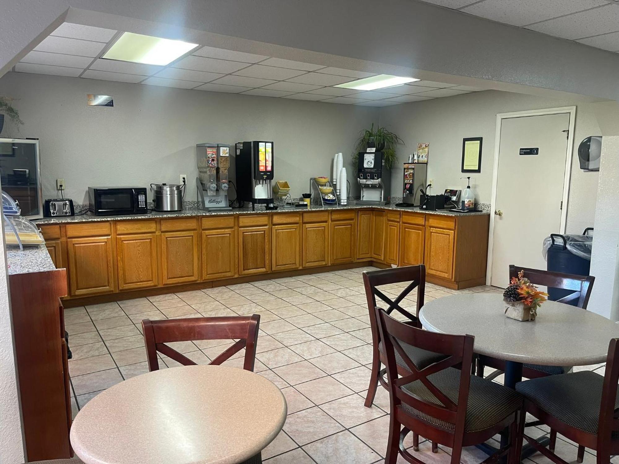 Days Inn By Wyndham Madisonville Bagian luar foto