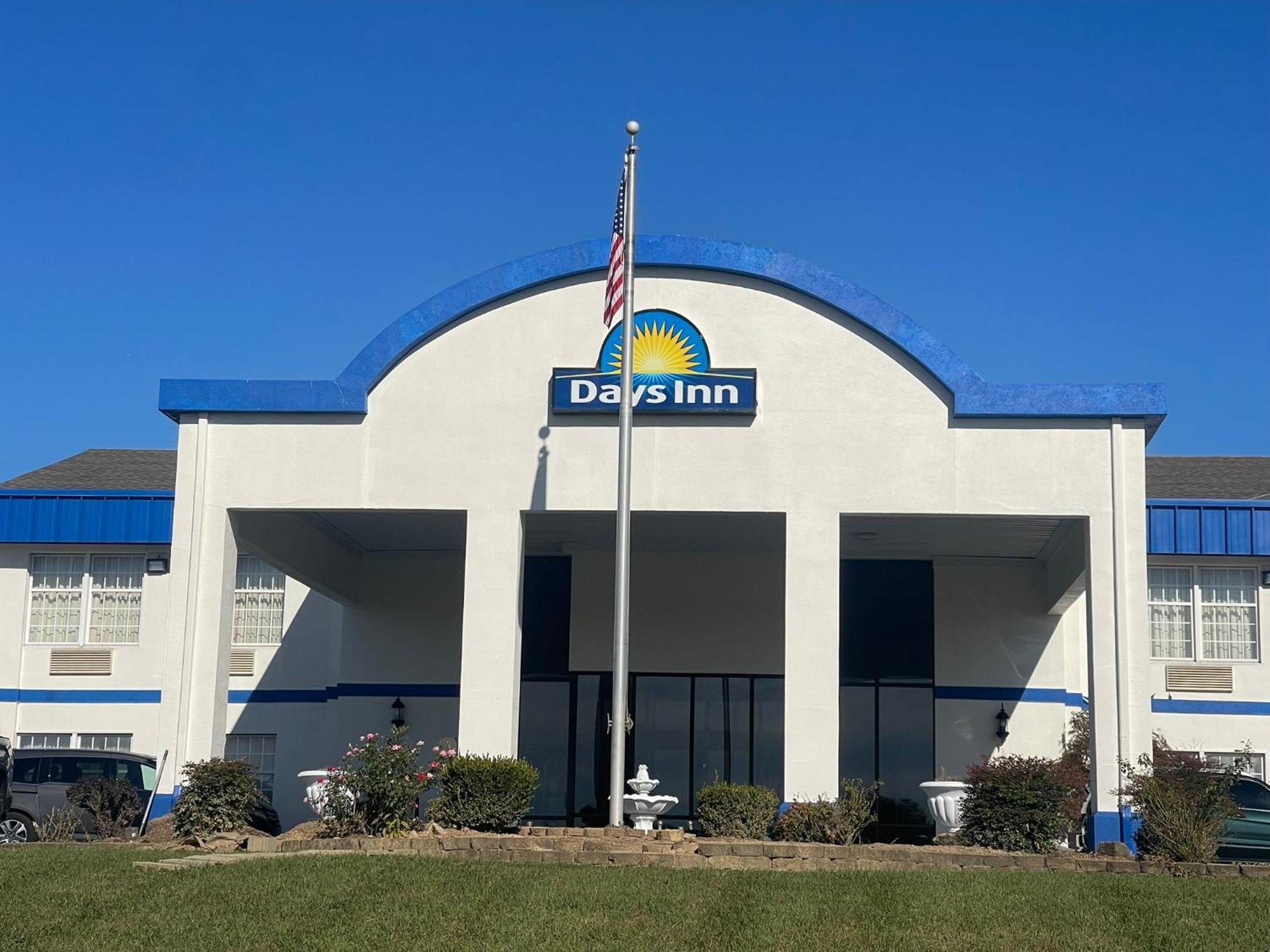 Days Inn By Wyndham Madisonville Bagian luar foto